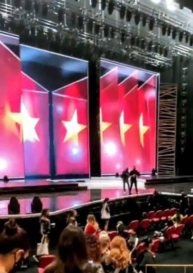 Khoảnh khắc đầy tự hào khi quốc kỳ Việt Nam xuất hiện trên sân khấu Miss Universe. Khoảnh khắc đầy tự hào khi quốc kỳ Việt Nam xuất hiện trên sân khấu Miss Universe.