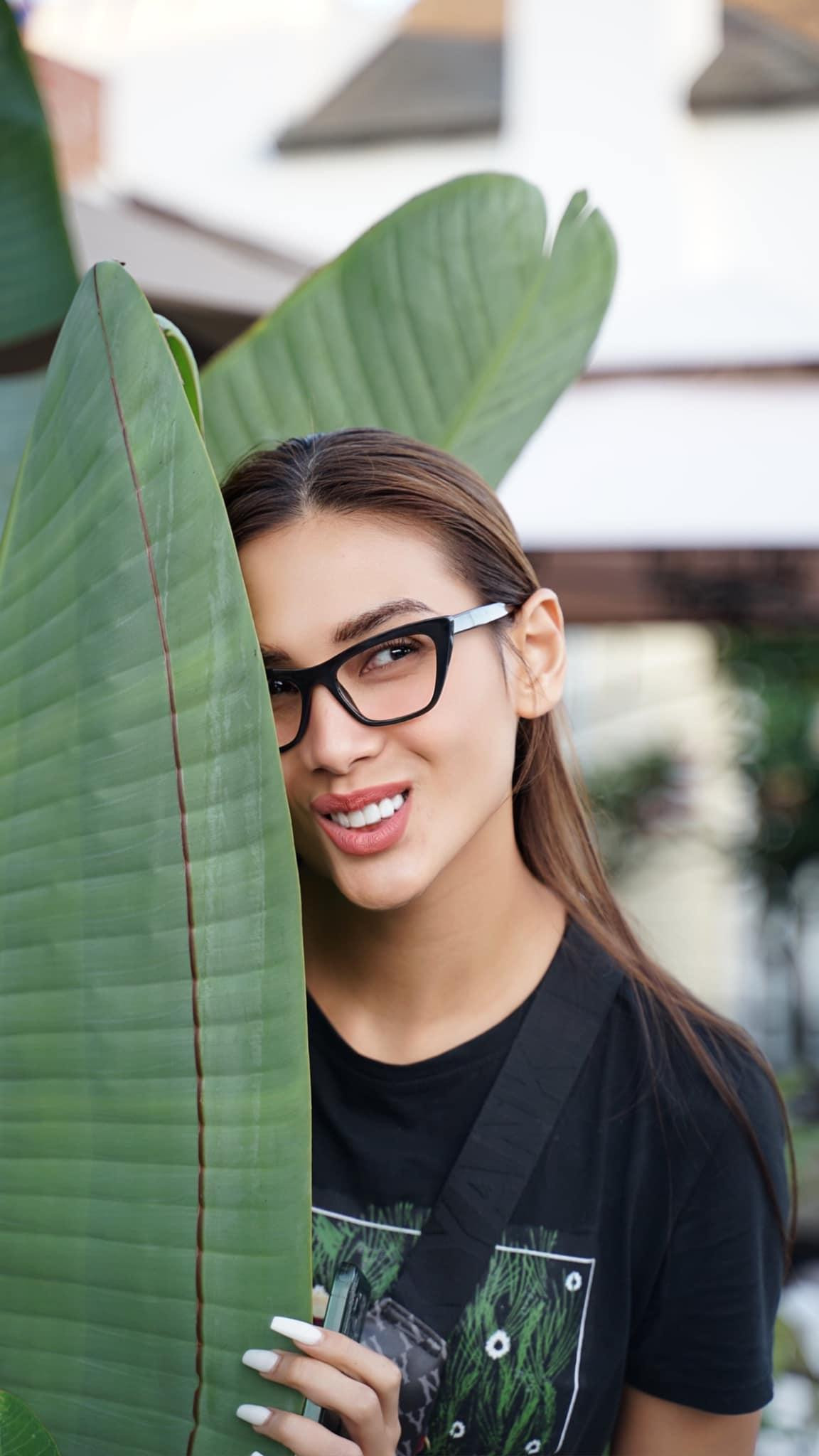 Dù đang ở nước ngoài nhưng cô vẫn làm việc từ xa với ê-kíp của mình. Dù đang ở nước ngoài nhưng cô vẫn làm việc từ xa với ê-kíp của mình.