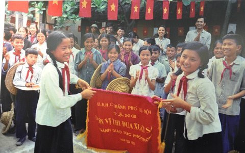 Niềm vui đón thành quả thi đua học tập sau một năm học