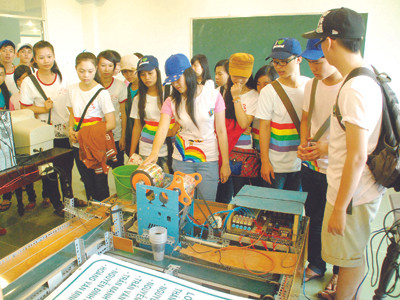 Học sinh các trường THPT tham quan tìm hiểu ngành nghề tại một trường ĐH ở Đồng Nai. Ảnh: Q.P. Học sinh các trường THPT tham quan tìm hiểu ngành nghề tại một trường ĐH ở Đồng Nai. Ảnh: Q.P