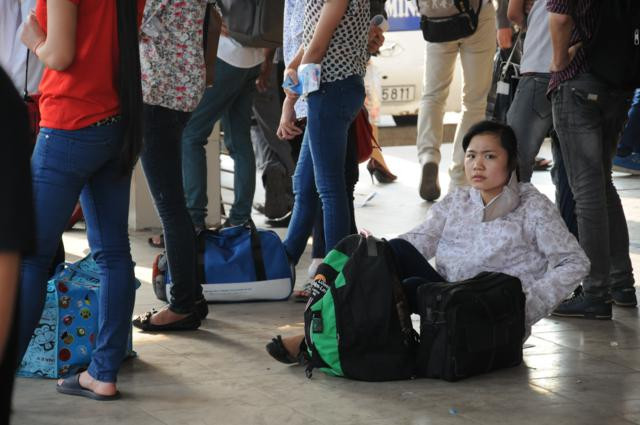 Nhiều người mệt mỏi trong lúc chờ đợi xe. Nhiều người mệt mỏi trong lúc chờ đợi xe