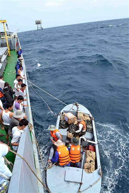 Đưa quà Tết xuống ca nô nhỏ. Đưa quà Tết xuống ca nô nhỏ