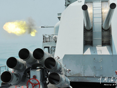 Tàu khu trục Jiangmen của Trung Quốc tập trận bắn đạn thật trên biển Đông. Ảnh: China Military Online