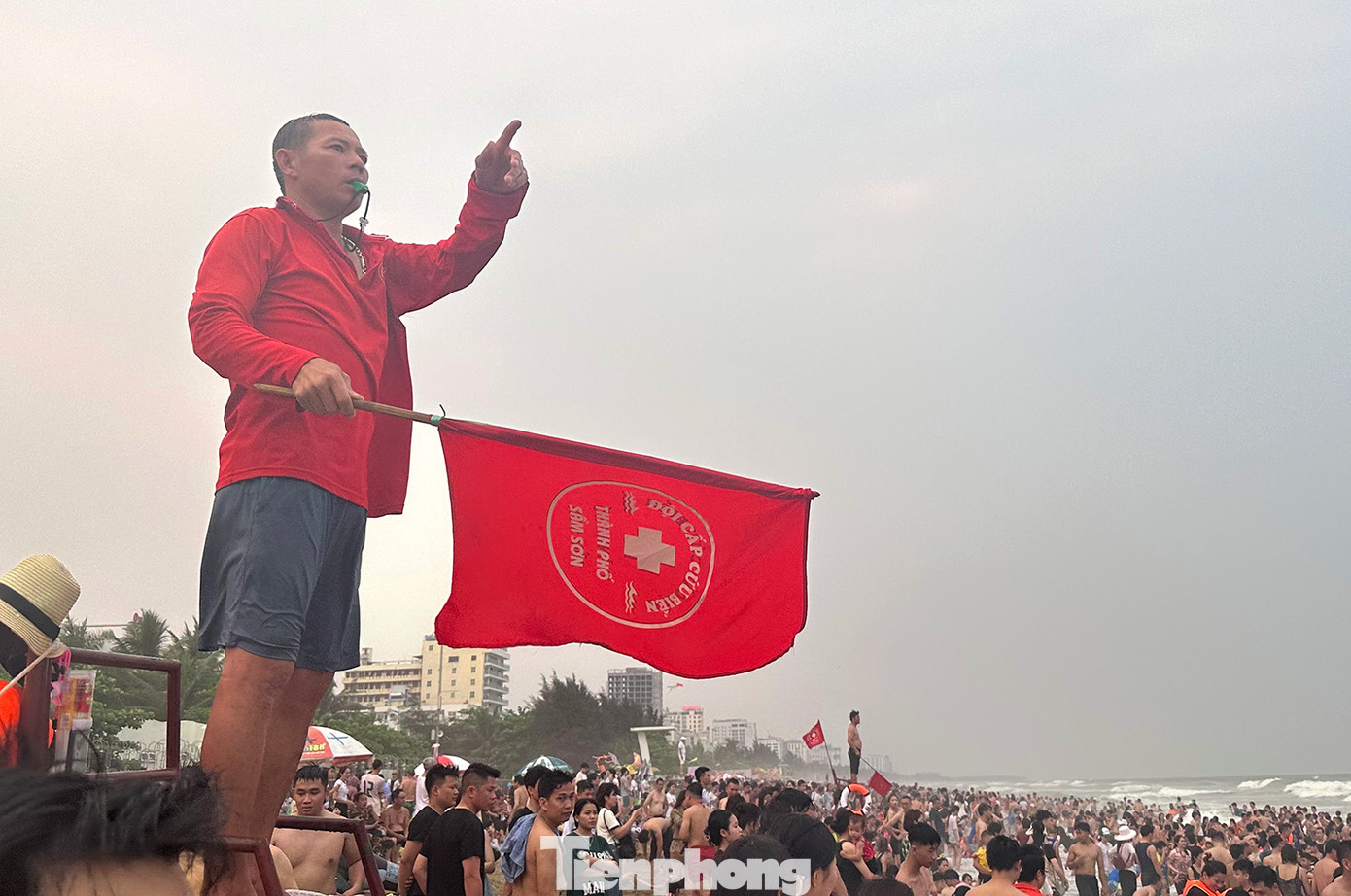 Lượng khách trong ngày hôm nay 28/4 đông kín dọc bờ biển, lực lượng cứu hộ cứu nạn rất vất vả túc trực.