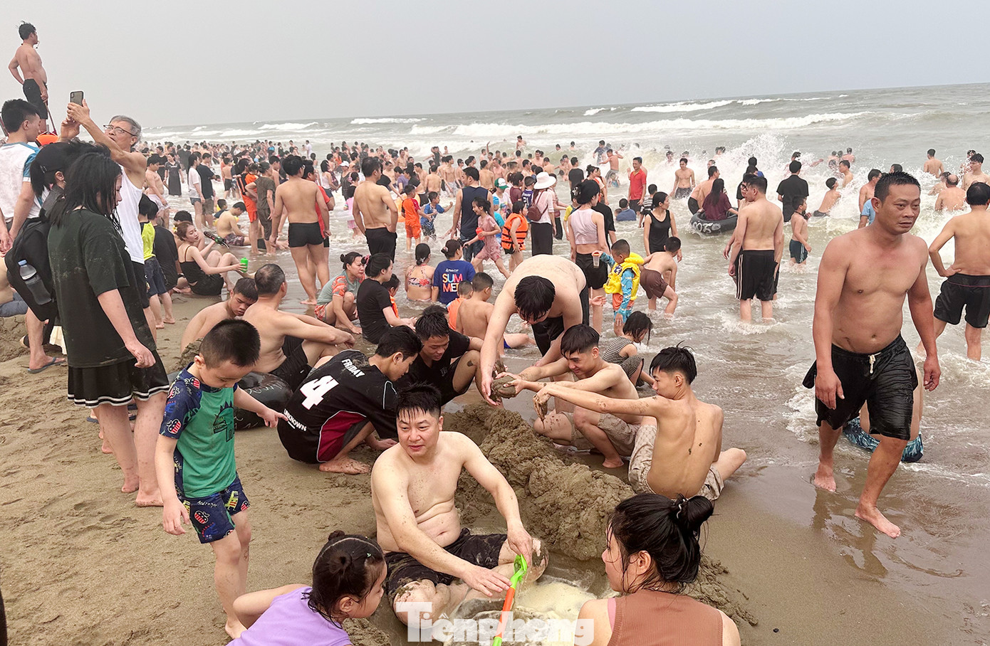 Sóng biển ở Sầm Sơn hôm nay khá lớn khiến nhiều du khách cẩn trọng không dám ra xa bờ. Một số người chỉ ngồi hóng mát hoặc chơi đắp cát gần bờ.