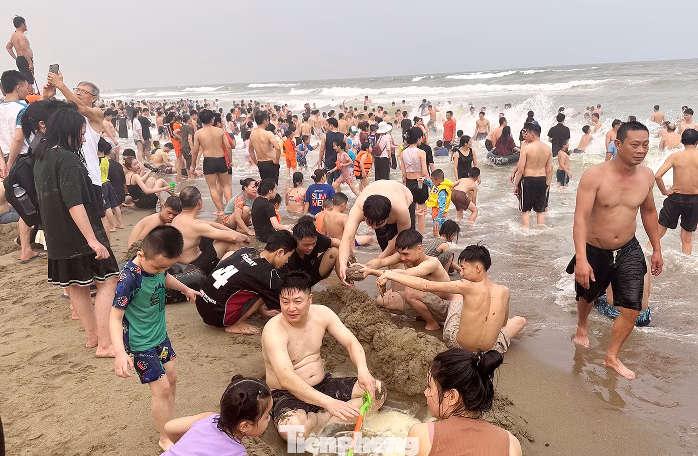Sóng biển ở Sầm Sơn hôm nay khá lớn khiến nhiều du khách cẩn trọng không dám ra xa bờ. Một số người chỉ ngồi hóng mát hoặc chơi đắp cát gần bờ.