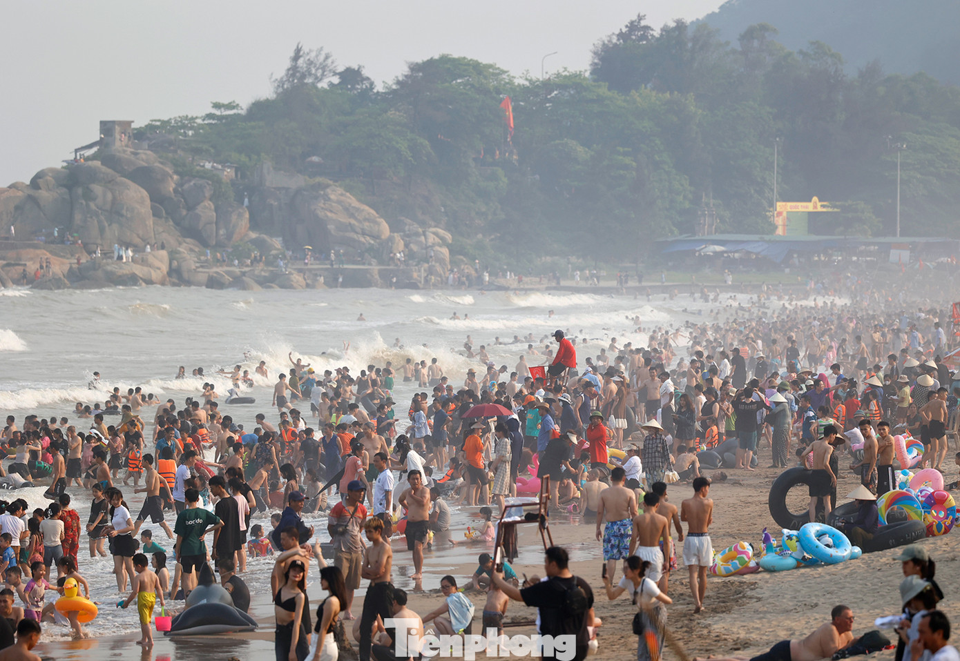 Chiều 28/4, bãi biển Sầm Sơn ken đặc du khách. Thời tiết nắng nóng, bãi biển đẹp khiến Sầm Sơn luôn thu hút rất đông du khách từ các tỉnh thành phía Bắc đổ về mỗi kỳ nghỉ lễ 30/4-1/5.