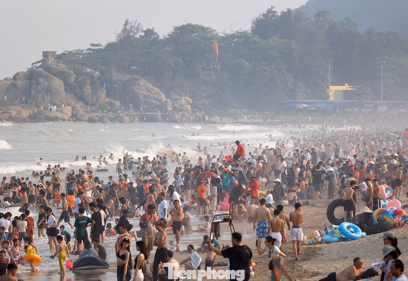 Chiều 28/4, bãi biển Sầm Sơn ken đặc du khách. Thời tiết nắng nóng, bãi biển đẹp khiến Sầm Sơn luôn thu hút rất đông du khách từ các tỉnh thành phía Bắc đổ về mỗi kỳ nghỉ lễ 30/4-1/5.