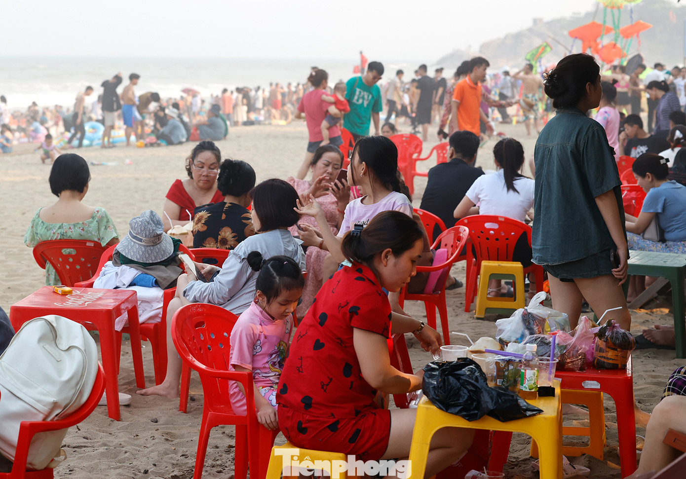 Các cơ sở kinh doanh dịch vụ du lịch trên địa bàn thành phố đều phải niêm yết giá và bán đúng giá niêm yết. Cơ quan chức năng của thành phố Sầm Sơn sẽ xử lý nghiêm hành vi "chặt chém" du khách, khi khách sử dụng các dịch vụ du lịch ở Sầm Sơn.