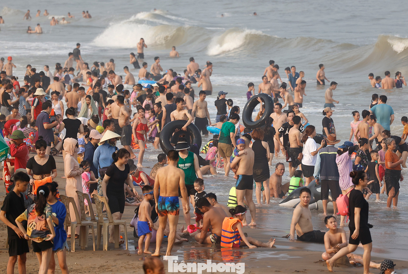 Nhiều gia đình đưa các con nhỏ đi nghỉ ngơi, tắm biển.