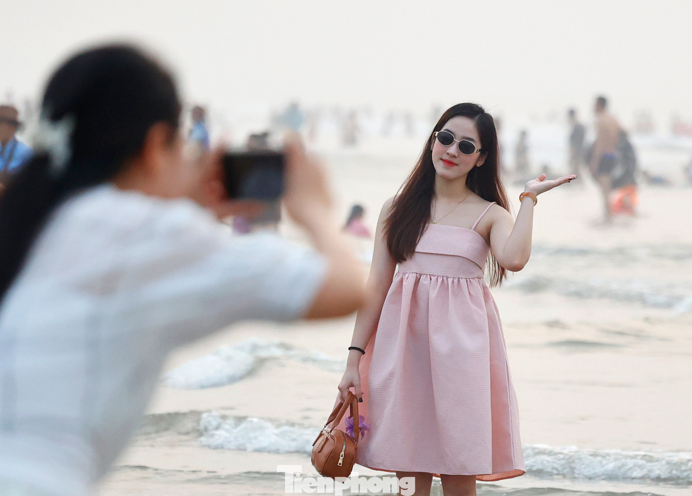 Các bạn trẻ lưu lại những khoảnh khắc đẹp khi về với biển Sầm Sơn.