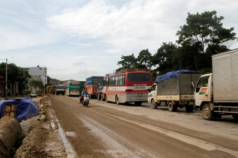 Các xe phải lưu thông rất chậm