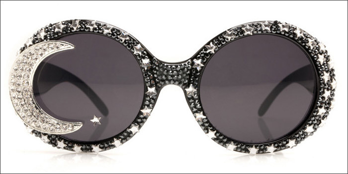 Kính chuồn đính đá quý màu vàng có giá 280 đô la Mỹ Kính mắt màu xám ghi với viền hoa nhựa tinh tế sang trọng có giá 400 đô la Mỹ Kính không số viền đá pha lê đen có giá 280 đô la Mỹ Kính mắt với viền xéo và dây đeo vàng đín lục lặc có giá 300 đô la Mỹ Kính mắt mèo với thiết kế tinh xảo và sang trọng có giá bán 270 đô la Mỹ Chiếc kính này có giá 280 đô la Mỹ Mẫu kính dành cho các ngôi sao với hình vương miện trên gọng được bán với giá 290$ Bạn cần chi 320 usd cho chiếc kính mắt mèo đính ngọc trai sáng loáng này 350 usd là giá cho chiếc kính "trăng sao" ngộ nghĩnh màu đen Những viên pha lê lớn khiến chiếc kính mắt mèo có giá tới 370 usd Kính dành cho các tín đồ thời trang rock-chic với những chiếc đầu lâu độc đáo mang tên Big Cartel có giá 350 usd Chiếc kính tên gọi Bleach có giá 250 usd Mẫu Bootsy_white có giá bán 275 usd Kính Ellington_black được bán với giá 250 usd Kính gọng đính hạt vàng có giá 800 usd Chiếc Lux_black này bạn cần chi 250 usd nếu muốn có nó Một thiết kế hoàn hảo mang têb Phillips_pastel, nó có giá 250 usd Chiếc Rockstar_gold được bán với giá 250 usd