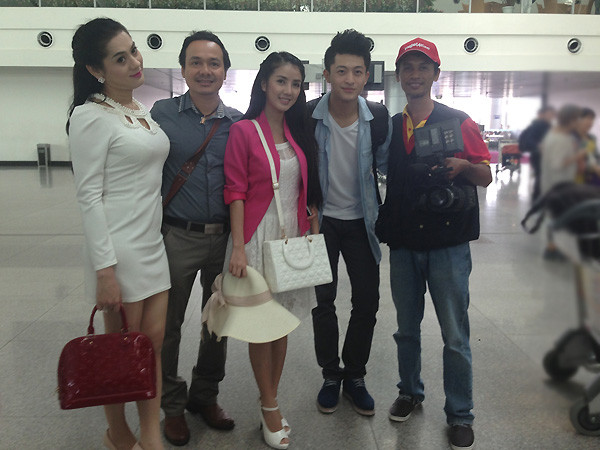 Lâm Chi Khanh chụp ảnh kỷ niệm cùng các thành viên trong đoàn phim