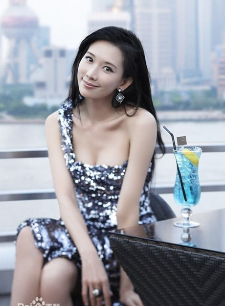 Một cách khoe khéo với váy lệch vai