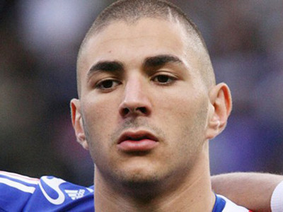 Karim Benzema không hề hát quốc ca trước trận đấu