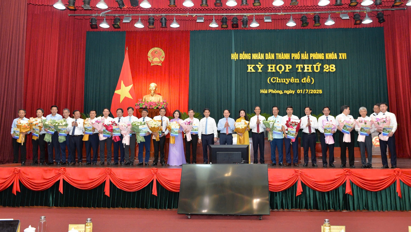 Lãnh đạo TP Hải Phòng tặng hoa chúc mừng các đại biểu.