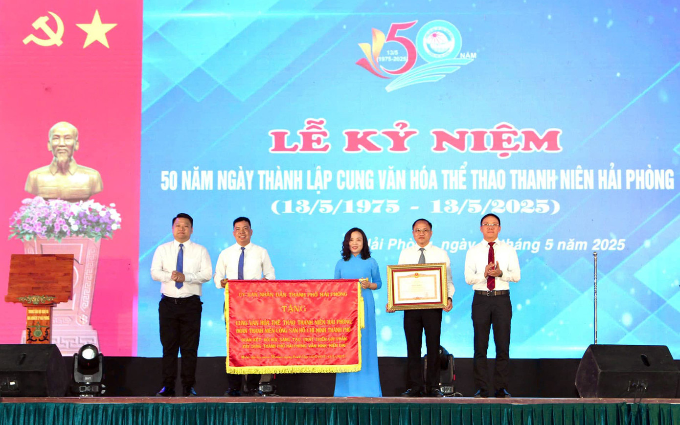 Cung Văn hóa Thể thao thanh niên Hải Phòng đón nhận bằng khen của Thủ tướng Chính phủ, bức trướng của Chủ tịch UBND thành phố.