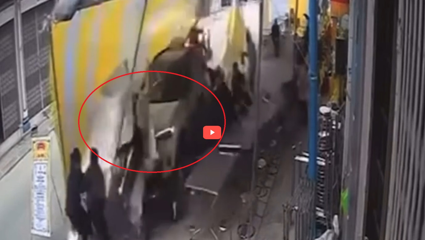 Hình ảnh ô tô tông vào rạp đám tang trên đường tỉnh 392, khu 1 thị trấn Kẻ Sặt (Bình Giang, Hải Dương). Hình ảnh ô tô tông vào rạp đám tang trên đường tỉnh 392, khu 1 thị trấn Kẻ Sặt (Bình Giang, Hải Dương).