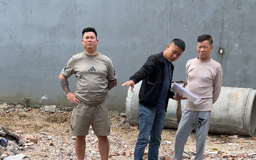 Nhiều đối tượng xăm trổ đe dọa người dân khi bị yêu cầu dừng hành vi vi phạm. Nhiều đối tượng xăm trổ đe dọa người dân khi bị yêu cầu dừng hành vi vi phạm.