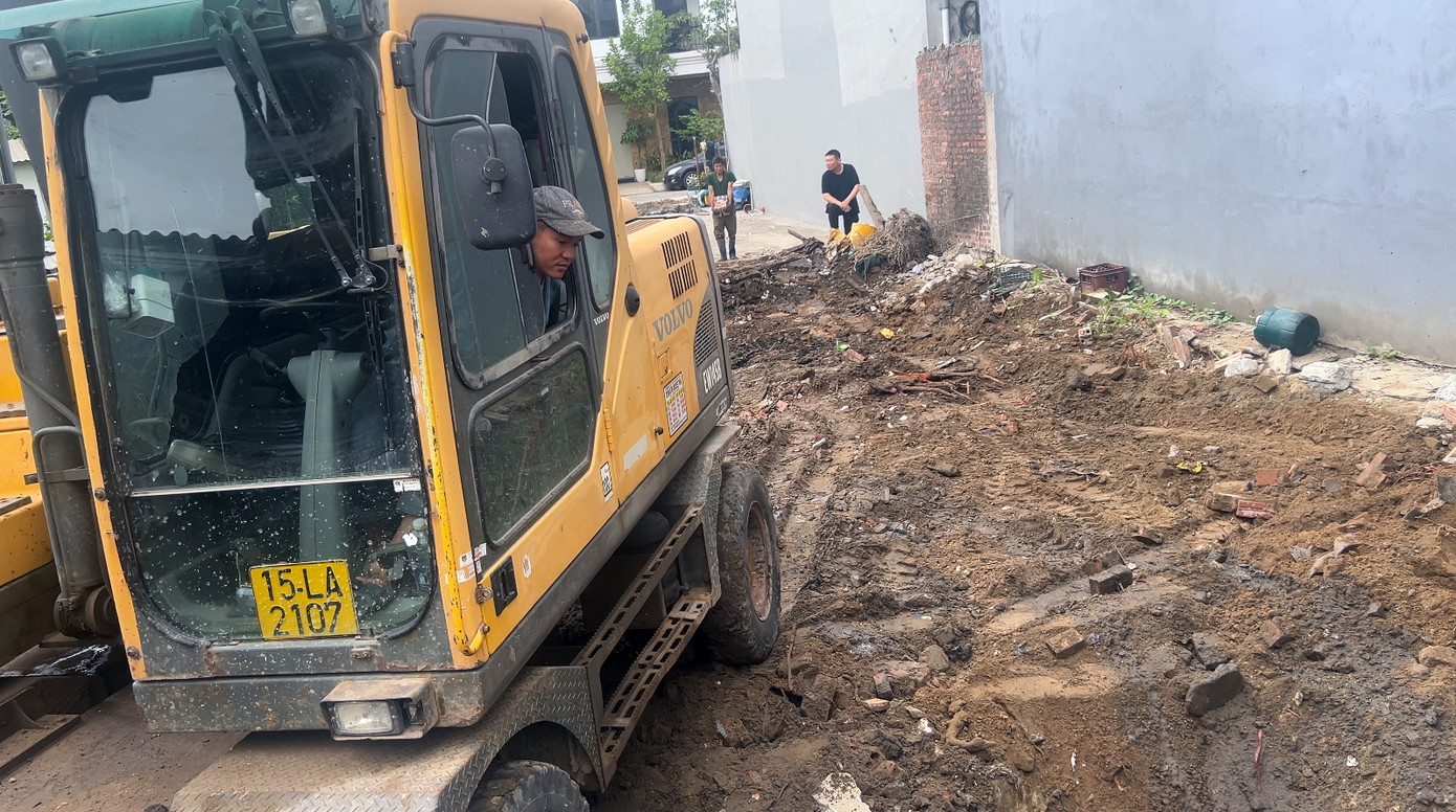 Khu vực cống thoát nước thải trong khu đô thị, giáp ranh tổ 30, tổ 32 phường Đông Khê (Ngô Quyền, Hải Phòng) bị các đối tượng phá hủy, làm thay đổi dòng chảy nước thải, ô nhiễm môi trường khu dân cư. Khu vực cống thoát nước thải trong khu đô thị, giáp ranh tổ 30, tổ 32 phường Đông Khê (Ngô Quyền, Hải Phòng) bị các đối tượng phá hủy, làm thay đổi dòng chảy nước thải, ô nhiễm môi trường khu dân cư.