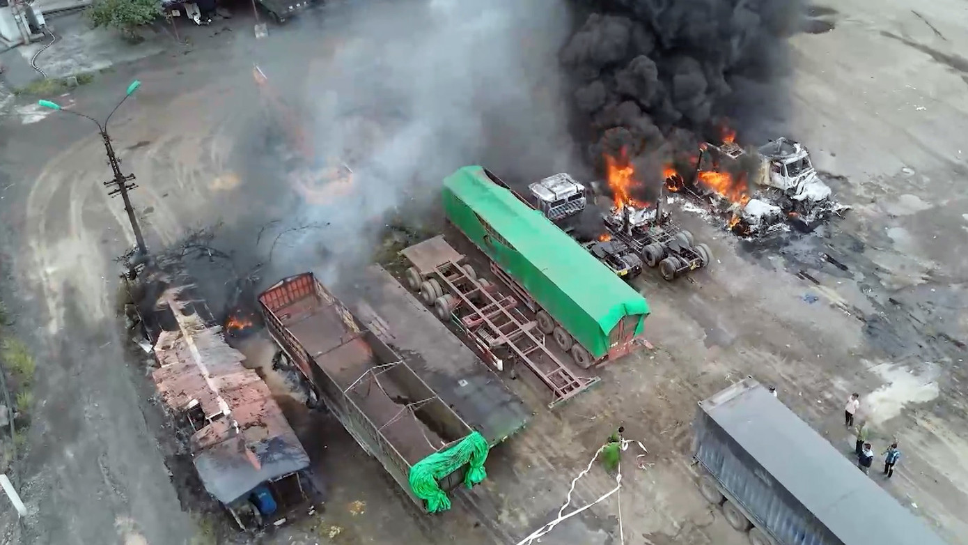 Vụ cháy hàng loạt container, xe rơ-mooc trong Cảng nội địa Phú Thái (Kim Thành, Hải Dương) ngày 18/4/2025. Vụ cháy hàng loạt container, xe rơ-mooc trong Cảng nội địa Phú Thái (Kim Thành, Hải Dương) ngày 18/4/2025.