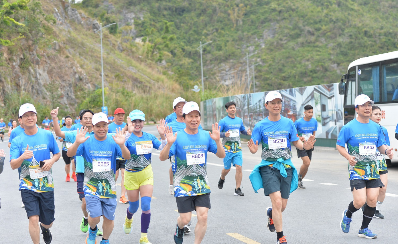 Ông Lê Tiến Châu - Bí thư Thành ủy Hải Phòng (giữa ảnh) và nhiều cán bộ, công chức tham gia chạy cùng người dân và du khách. Ông Lê Tiến Châu - Bí thư Thành ủy Hải Phòng (giữa ảnh) và nhiều cán bộ, công chức tham gia chạy cùng người dân và du khách.