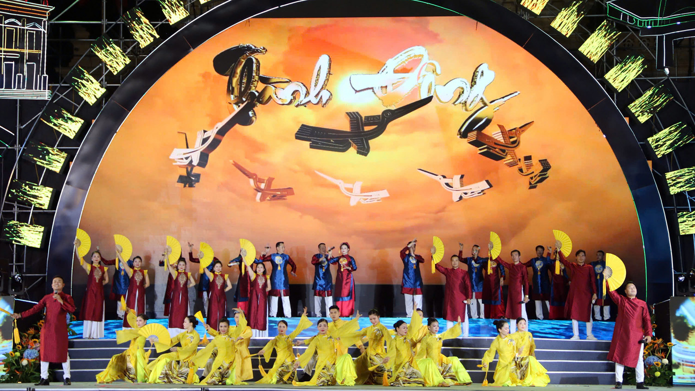 Chương trình nghệ thuật với nhiều tiết mục văn nghệ đặc sắc, tái hiện và giới thiệu một Xứ Đông trù phú sản vật, có bề dày lịch sử và trầm tích văn hóa, truyền thống cách mạng kiên trung, vùng đất hiếu học làm nên sức bật mạnh mẽ, tươi trẻ của vùng đất kinh tế trọng điểm Bắc Bộ.