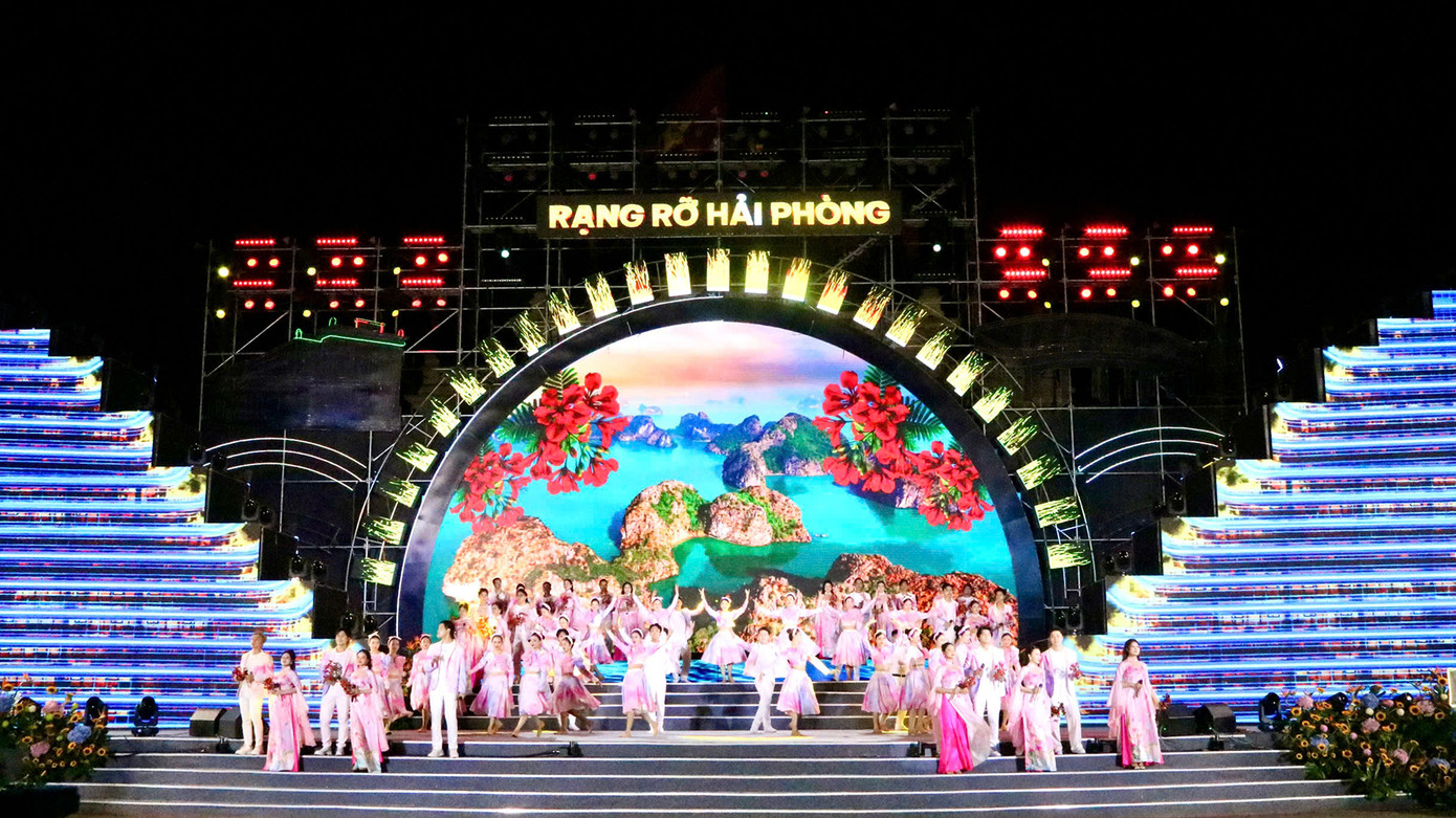 Tối 30/6, Sở Văn hóa Thể thao và Du lịch Hải Phòng phối hợp với Trung tâm báo chí và truyền hình thành phố tổ chức cầu truyền hình trực tiếp chương trình nghệ thuật "Rạng rỡ Hải Phòng", chào mừng sự kiện hợp nhất tỉnh Hải Dương và Hải Phòng, tại Quảng trường nhà hát Hải Phòng và Trung tâm văn hóa Xứ Đông.