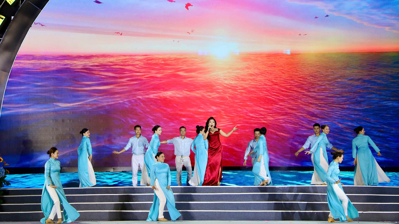 Tham gia biểu diễn, có nhiều nghệ sĩ nổi tiếng như NSND Khánh Hòa, NSUƯT Thanh bình, Phương Anh, Thùy Dung... nam rapper Double2T, Hà An Huy cùng nhiều nghệ sĩ Hải Phòng, Hải Dương kết hợp biểu diễn tại 2 điểm cầu.