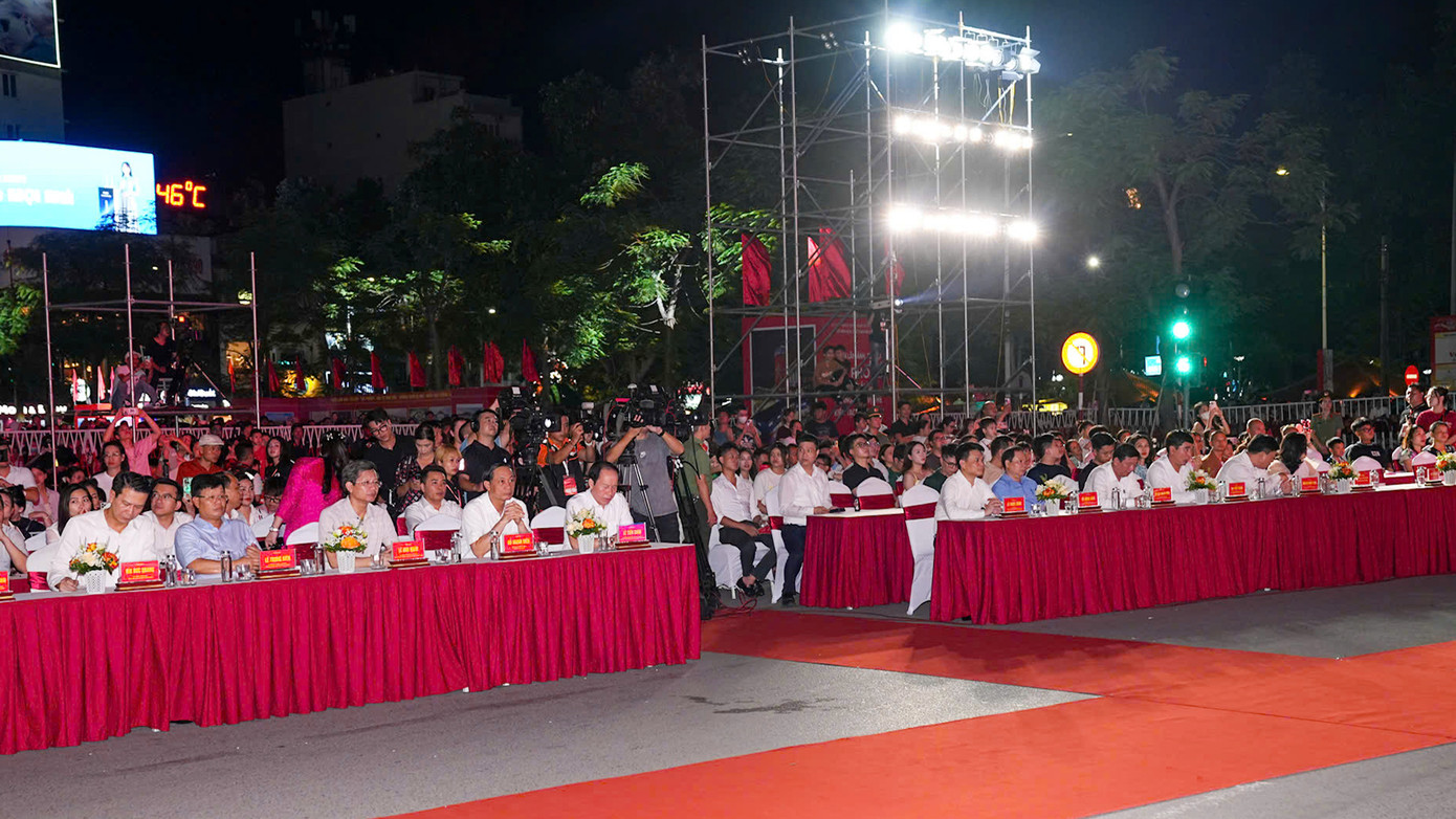 Dự tại điểm cầu Hải Phòng, có ông Lê Tiến Châu - Bí thư Thành ủy, ông Đỗ Mạnh Hiến - Phó Bí thư Thường trực Thành ủy, ông Lê Ngọc Châu - Chủ tịch UBND tỉnh Hải Dương, đại diện các ban, sở ngành hai địa phương và hàng nghìn người dân thành phố cảng.