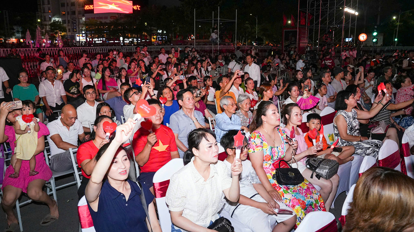 Tại quảng trường nhà hát TP Hải Phòng, hàng nghìn người dân, du khách ngồi kín quảng trường xem các tiết mục biểu diễn.