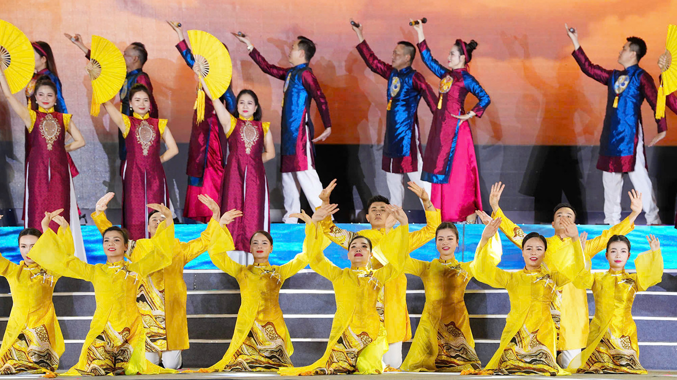 Chương trình nghệ thuật với nhiều tiết mục văn nghệ đặc sắc, tái hiện và giới thiệu một Xứ Đông trù phú sản vật, có bề dày lịch sử và trầm tích văn hóa, truyền thống cách mạng kiên trung, vùng đất hiếu học làm nên sức bật mạnh mẽ, tươi trẻ của vùng đất kinh tế trọng điểm Bắc Bộ.