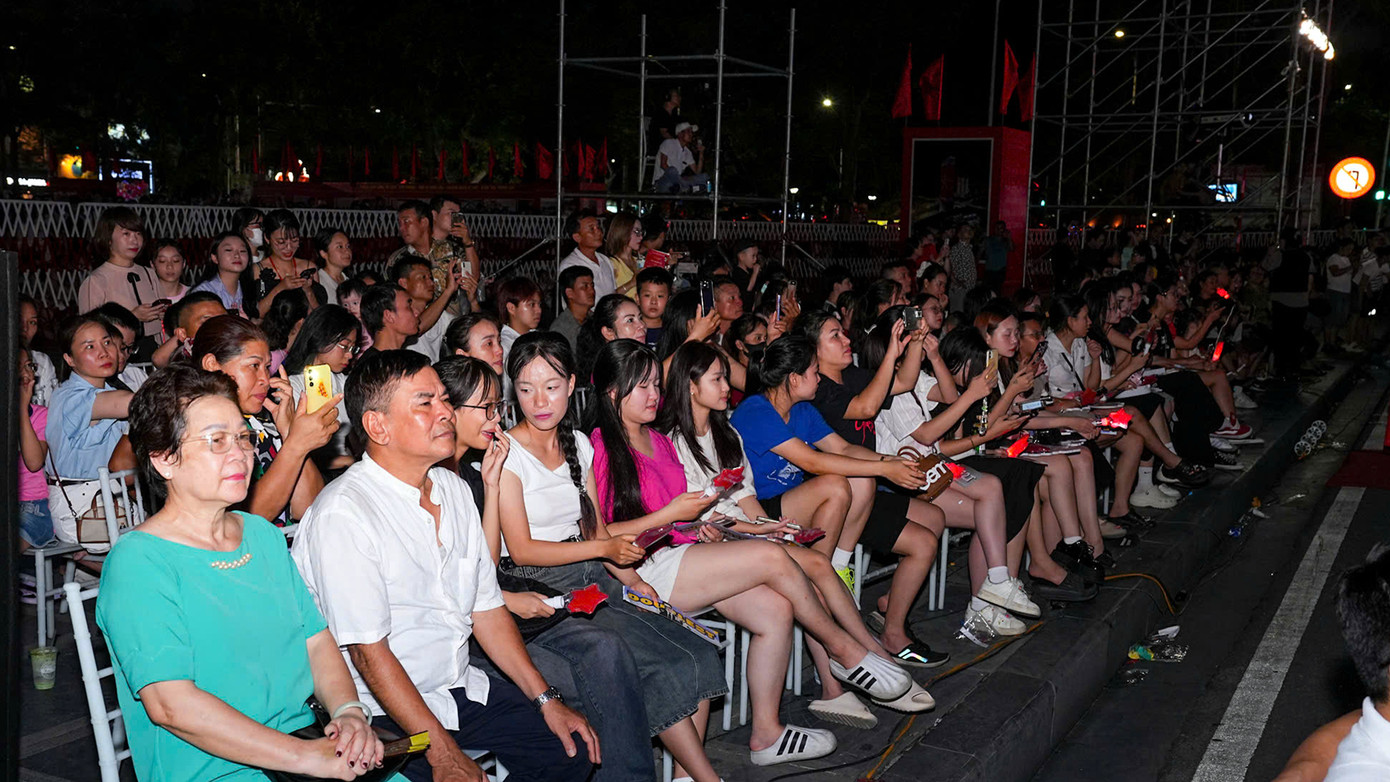 Tại quảng trường nhà hát TP Hải Phòng, hàng nghìn người dân, du khách ngồi kín quảng trường xem các tiết mục biểu diễn.