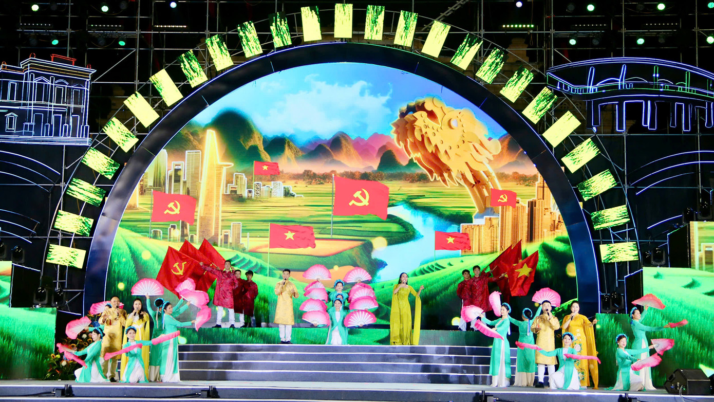 Tham gia biểu diễn, có nhiều nghệ sĩ nổi tiếng như NSND Khánh Hòa, NSUƯT Thanh bình, Phương Anh, Thùy Dung... nam rapper Double2T, Hà An Huy cùng nhiều nghệ sĩ Hải Phòng, Hải Dương kết hợp biểu diễn tại 2 điểm cầu.