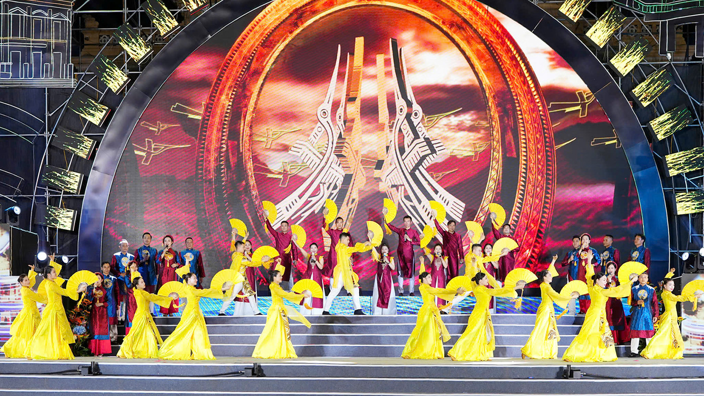 Chương trình nghệ thuật với nhiều tiết mục văn nghệ đặc sắc, tái hiện và giới thiệu một Xứ Đông trù phú sản vật, có bề dày lịch sử và trầm tích văn hóa, truyền thống cách mạng kiên trung, vùng đất hiếu học làm nên sức bật mạnh mẽ, tươi trẻ của vùng đất kinh tế trọng điểm Bắc Bộ.