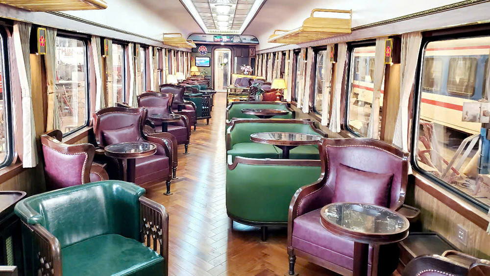 Bên trong toa VIP được lát nền gỗ tự nhiên, sức chứa gồm 16 ghế sofa đơn và 5 bộ sofa dài (20 ghế ngồi). Toa này được thiết kế sang trọng mang phong cách kiến trúc nội thất quý tộc Pháp, sẽ có nhạc công biểu diễn, quầy bar, wifi miễn phí.