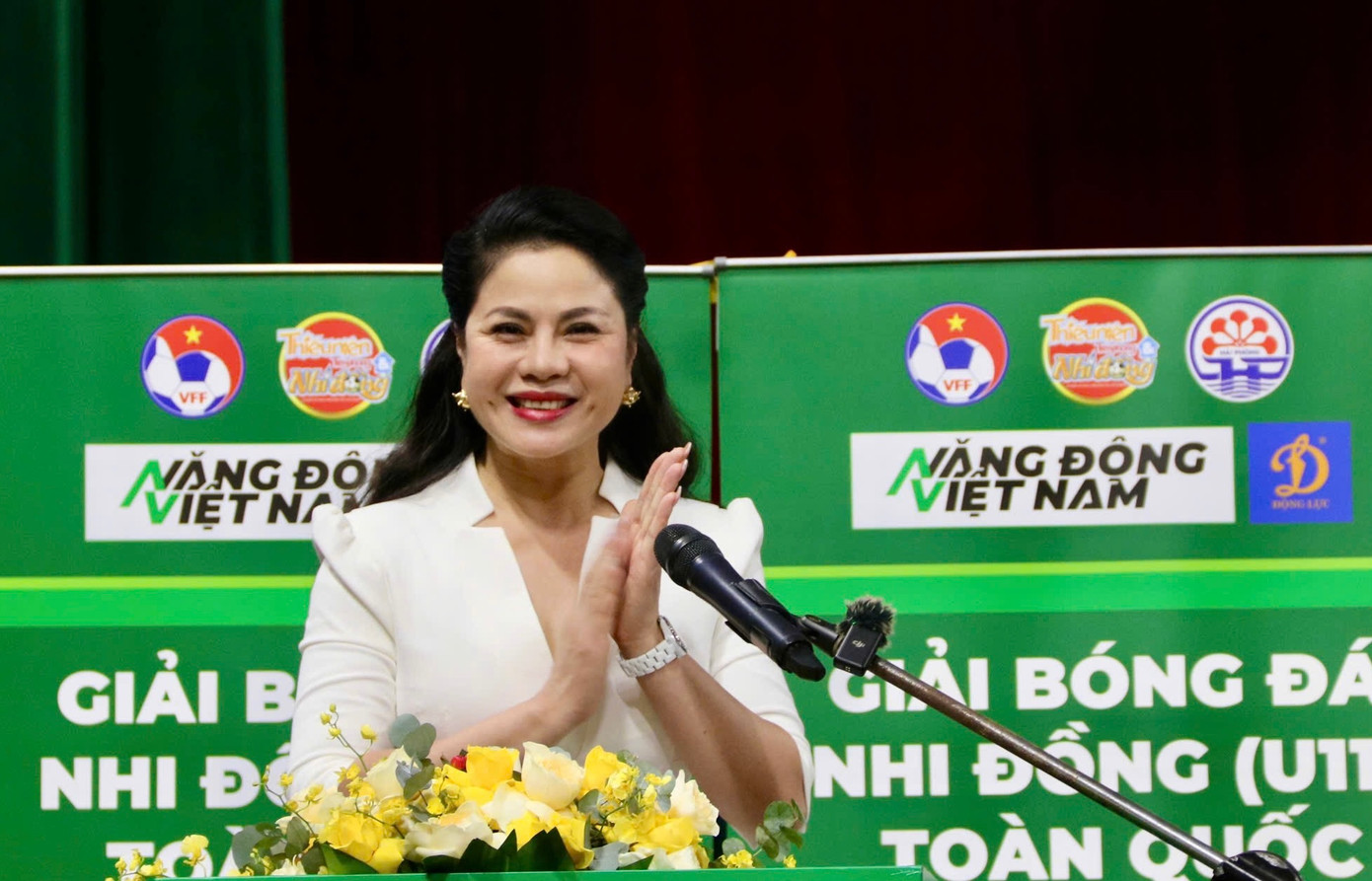 Bà Trần Thị Hoàng Mai - Giám đốc Sở VHTT&DL Hải Phòng phát biểu khai mạc giải bóng đá U11, U13 toàn quốc. Bà Trần Thị Hoàng Mai - Giám đốc Sở VHTT&DL Hải Phòng phát biểu khai mạc giải bóng đá U11, U13 toàn quốc.