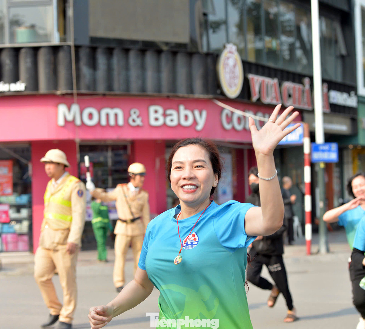 Nữ cán bộ CSGT và người dân tích cực hưởng ứng ngày chạy tại quảng trường nhà hát Hải Phòng.