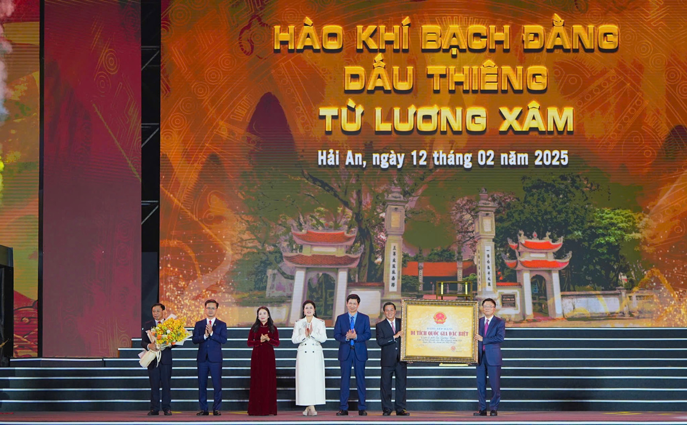 Hải Phòng có hàng nghìn di tích lịch sử, lễ hội mang bản sắc văn hóa, con người thành phố Cảng. Trong ảnh: Lễ đón nhận Bằng xếp hạng di tích quốc gia đặc biệt cụm di tích Từ Lương Xâm – Căn cứ bản doanh của Đức Vương Ngô Quyền năm 938 và khai mạc lễ hội truyền thống Từ Lương Xâm năm 2025. Hải Phòng có hàng nghìn di tích lịch sử, lễ hội mang bản sắc văn hóa, con người thành phố Cảng. Trong ảnh: Lễ đón nhận Bằng xếp hạng di tích quốc gia đặc biệt cụm di tích Từ Lương Xâm – Căn cứ bản doanh của Đức Vương Ngô Quyền năm 938 và khai mạc lễ hội truyền thống Từ Lương Xâm năm 2025.