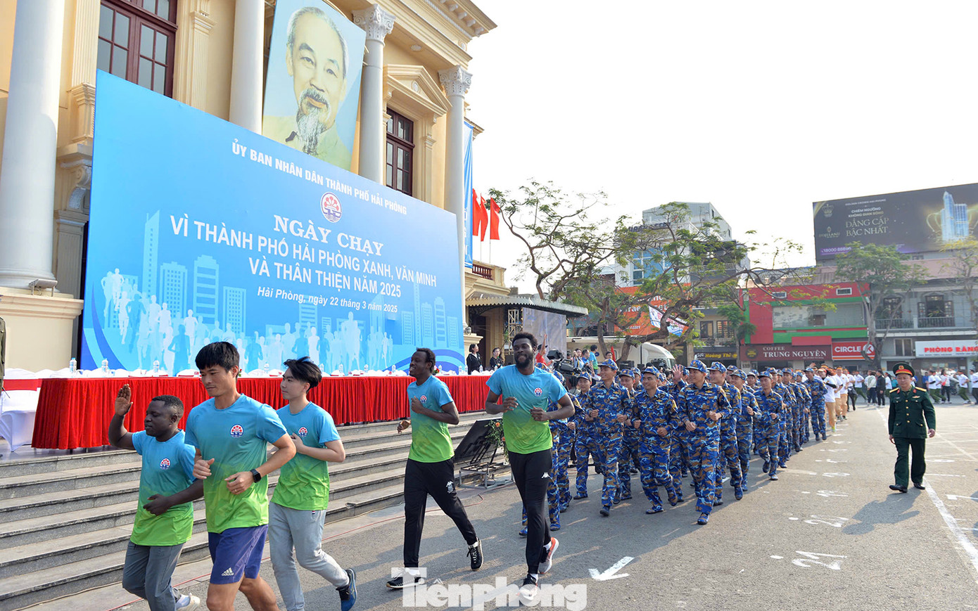 Tham dự ngày chạy còn có hàng nghìn cán bộ các sở ngành, quận huyện, các cơ quan, đơn vị, doanh nghiệp, lực lượng vũ trang, thanh thiếu niên trên địa bàn thành phố.