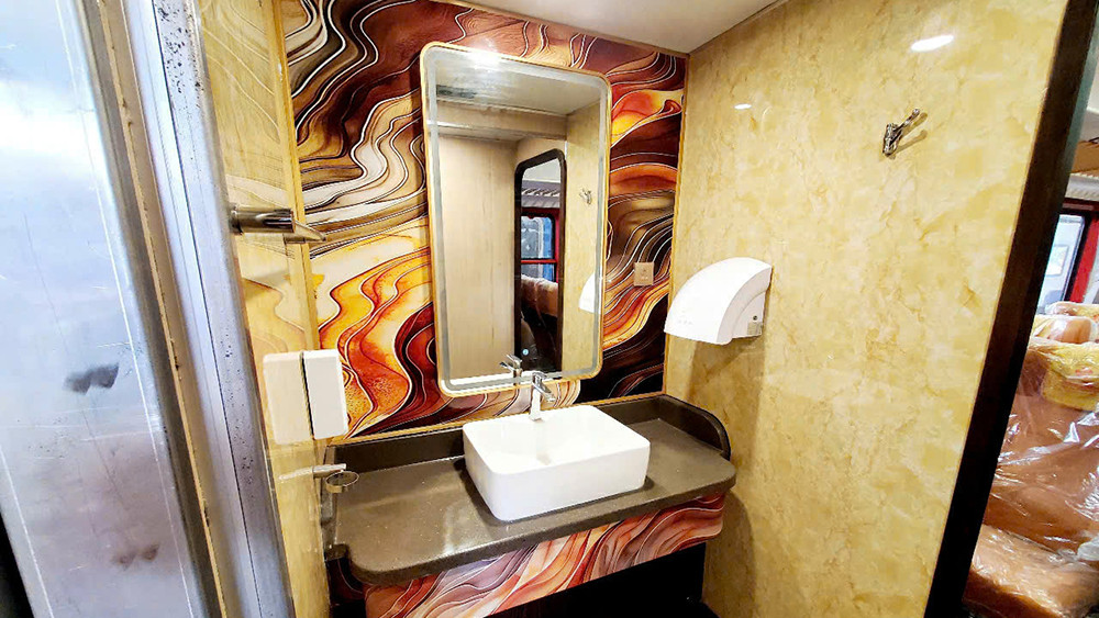 Quầy bar và khu vực bồn rửa tay trong toa đoàn tàu Hoa Phượng Đỏ.