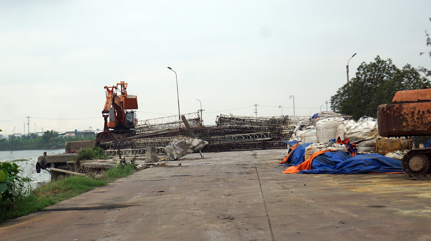 Sau buổi đo xác định mốc giới, trong Cảng nội địa Phú Thái bị các đối tượng dựng vật liệu kim loại, bê tông rào chắn đường giao thông khiến hoạt động kinh doanh, vận tải hàng hóa tê liệt. Sau buổi đo xác định mốc giới, trong Cảng nội địa Phú Thái bị các đối tượng dựng vật liệu kim loại, bê tông rào chắn đường giao thông khiến hoạt động kinh doanh, vận tải hàng hóa tê liệt.