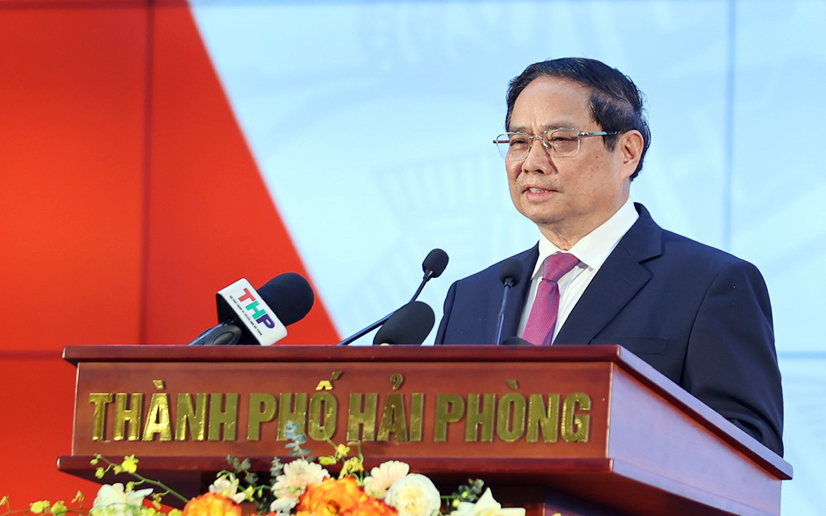 Thủ tướng Chính phủ Phạm Minh Chính trao quyết định, chụp ảnh lưu niệm với các lãnh đạo chủ chốt TP Hải Phòng mới sau hợp nhất. Ảnh: Đoàn Bắc/Báo Chính phủ