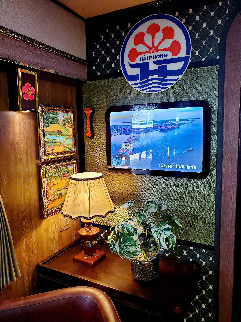 Đại diện Sở VHTT&amp;DL Hải Phòng cho biết, hiện nay các đơn vị thi công đã cơ bản hoàn thiện các toa tàu. Ảnh: Cận cảnh khu vực ghế sofa toa VIP, được trang trí biểu tượng Hải Phòng, có bảng giới thiệu về văn hóa, mảnh đất và con người thành phố cảng.