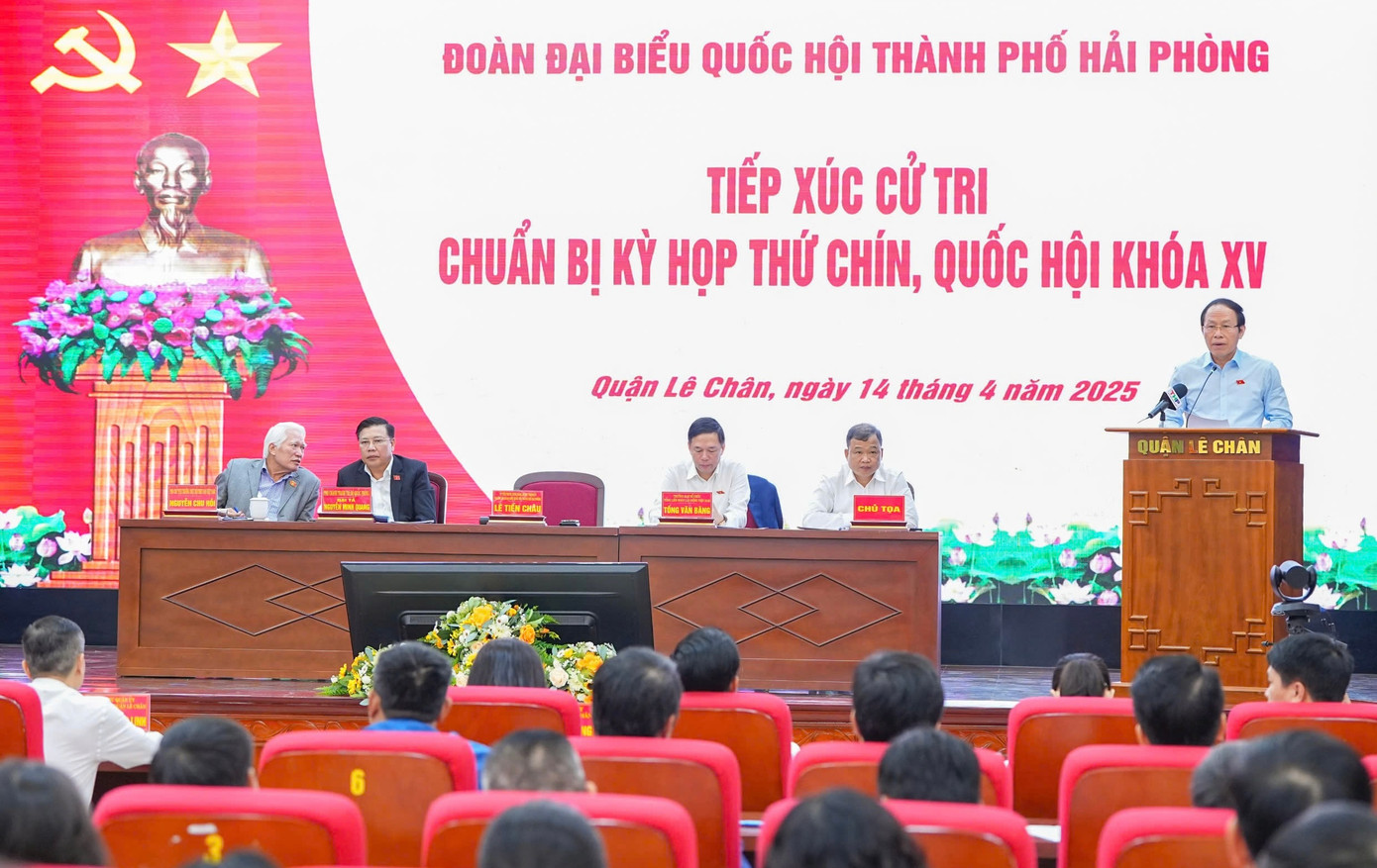 Đại biểu Quốc hội thành phố Hải Phòng tiếp xúc cử tri quận Lê Chân.