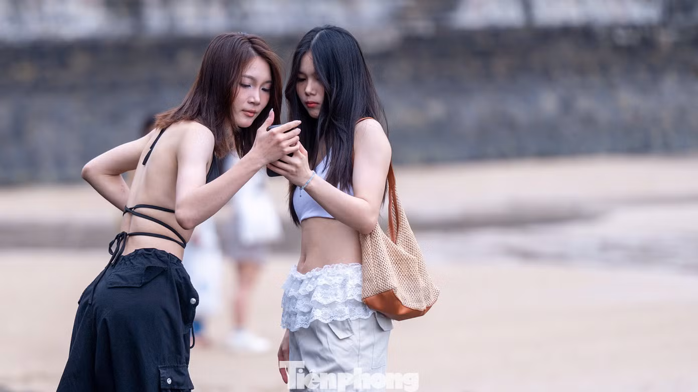 Huyền (22 tuổi, quê Nghệ An, ở Hà Nội) chia sẻ, trong chuyến du lịch em cùng nhóm bạn dậy từ 5h để trang điểm, chuẩn bị nhiều váy mang theo ra bãi tắm Cát Cò chụp ảnh. Khu vực này buổi sáng nước biển rút, để lại bãi đá rộng với nhiều góc hình rất đẹp.