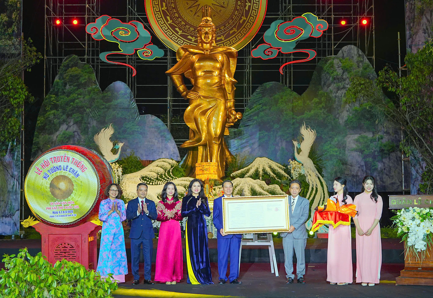 Lãnh đạo Cục Di sản văn hóa trao quyết định của Thủ tướng Chính phủ công nhận Bảo vật quốc gia Bộ kim phẩm Đền Nghè cho thành phố Hải Phòng.