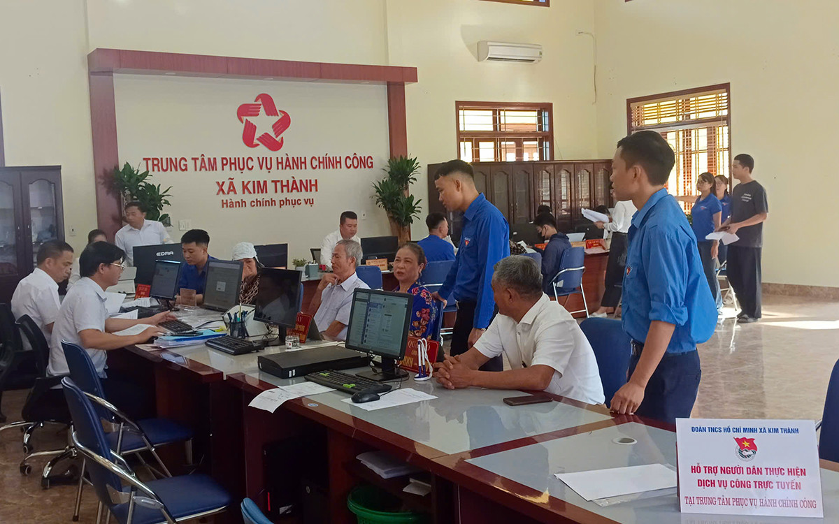 Các đội hình tình nguyện ra quân hỗ trợ tại 114 Trung tâm phục vụ hành chính công TP Hải Phòng sáng 7/7.