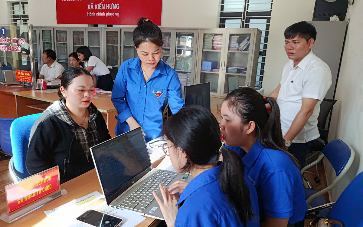 Các đội hình tình nguyện ra quân hỗ trợ tại 114 Trung tâm phục vụ hành chính công TP Hải Phòng sáng 7/7.